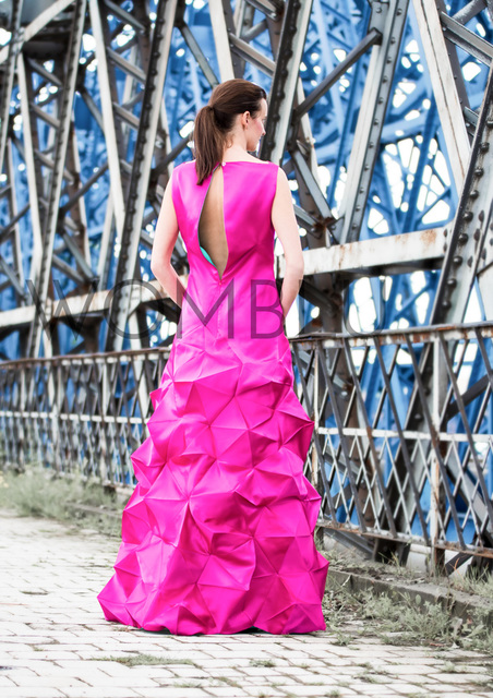 Netzwerk  | Abendkleid aus pinkfarbener Seide - Rückenansicht mit 3D-Elementen