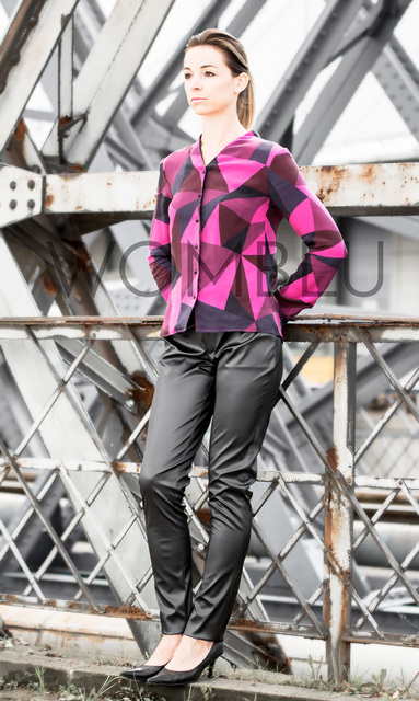 Netzwerk  | taillierte Bluse mit Dreieck-Muster und Hose mit gebürsteter Metall-Optik