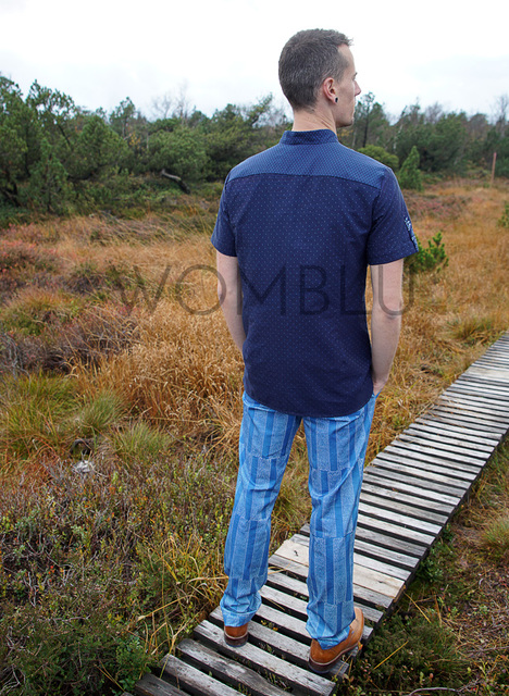 INDIGO_2  | Kurzarm-Herrenhemd in dunkelblau mit Blaudruck-Details, Blaudruck-Hose hellblau