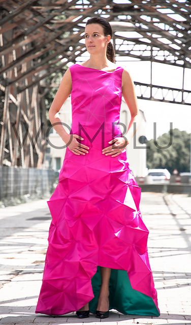 Netzwerk  | opulentes Abendkleid aus pinkfarbener Seide in 3D-Elementen und smaragdgrünem Futter