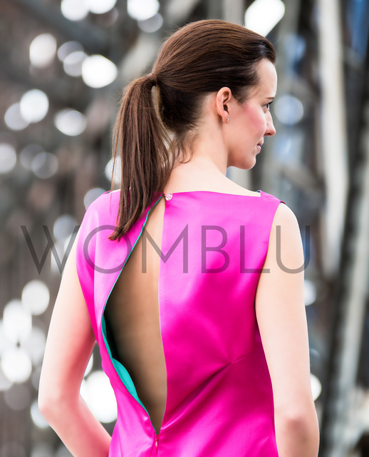 Netzwerk  | pinkfarbenes Abendkleid aus Seide - Rückenansicht mit offenem Ausschnitt