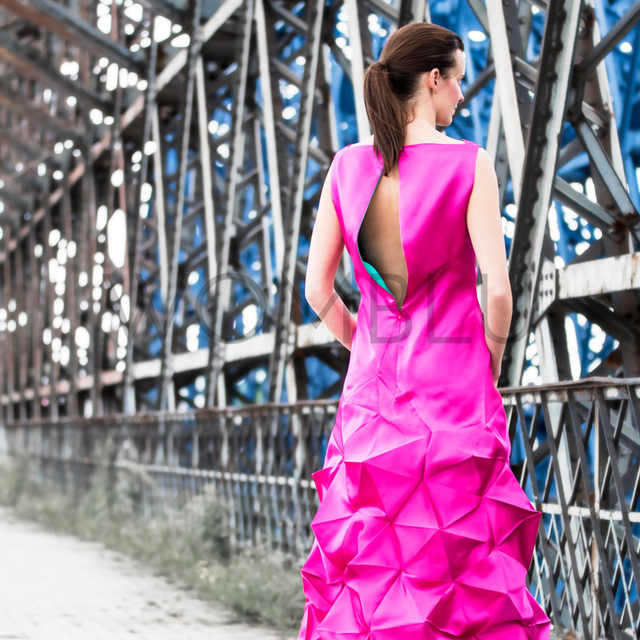 Netzwerk   | opulentes Abendkleid aus pinkfarbener Seide in 3D-Elementen und smaragdgrünem Futter