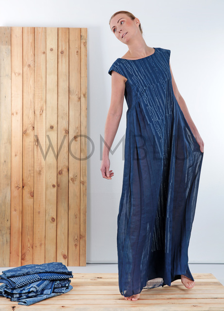 Indigo-bodenlanges Kleid, handbedruckte Baumwolle, Seiten aus in Falten gelegter Seide