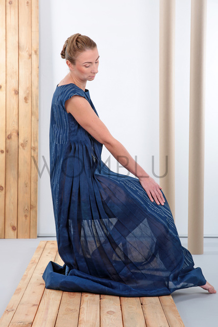 Indigo-bodenlanges Kleid, handbedruckte Baumwolle, Seiten aus in Falten gelegter Seide
