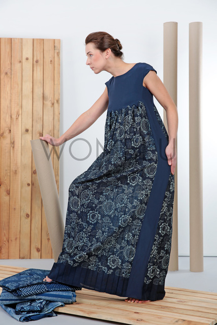 Indigo-bodenlanges Fächerfaltenkleid; handbedruckter BW-batist,  Oberteil und Seiten aus Seide