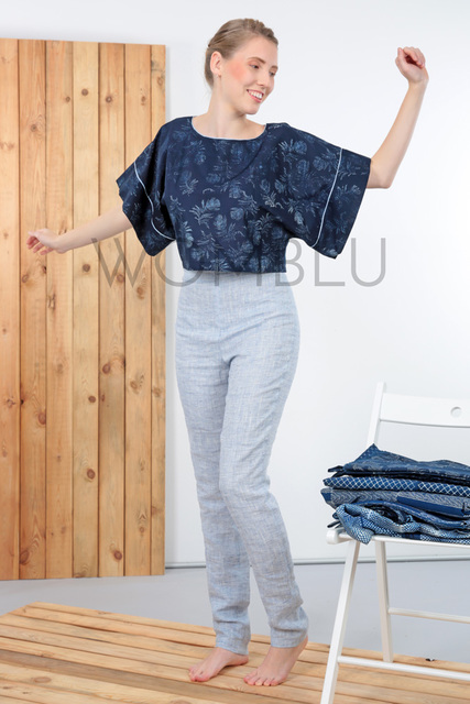 Indigo-Kasten-Shirt aus handbedrucktem BW-batist mit Pfauenfedern; Hose: 100% garngefärbtes Leinen