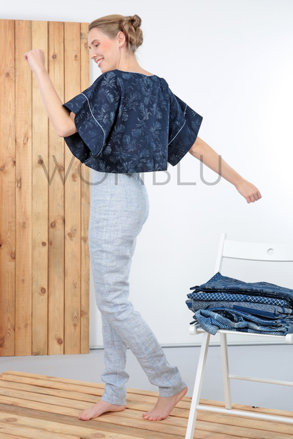 Indigo-Kasten-Shirt aus handbedrucktem BW-batist mit Pfauenfedern; Hose: 100% garngefärbtes Leinen