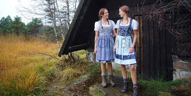 INDIGO_Tradition  Dirndl No.4 (100% Leinen, Schürze im Punkte-Muster) & No.1 (Blumen-Muster)