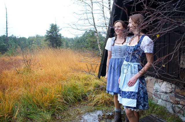 INDIGO_Tradition  Dirndl No.4 (100% Leinen, Schürze im Punkte-Muster) & No.1 (Blumen-Muster)