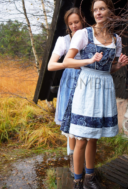 INDIGO_Tradition  Dirndl No.4 (100% Leinen, Schürze im Punkte-Muster) & No.1 (Blumen-Muster)