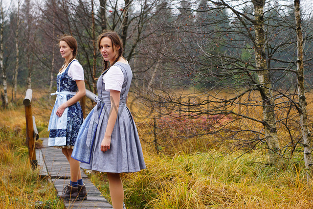 INDIGO_Tradition  Dirndl No.4 (100% Leinen, Schürze im Punkte-Muster) & No.1 (Blumen-Muster)