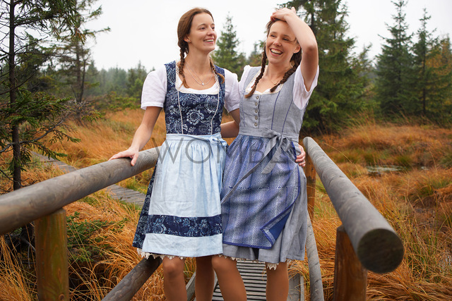 INDIGO_Tradition  Dirndl No.1 (Blumen-Muster) & No.4 (100% Leinen, Schürze im Punkte-Muster)