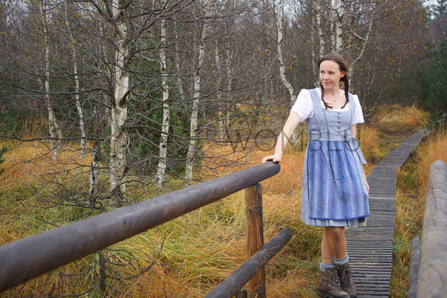 INDIGO_Tradition  Dirndl No.4 (100% graublaues, garngefärbtes Leinen), Schürze im Punkte-Muster