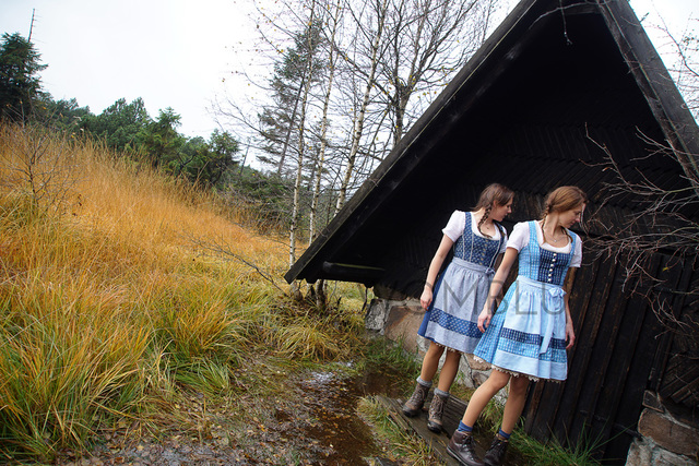 INDIGO_Tradition  Dirndl No.2 (Blaudruck/Leinen) und No.3 (allover Blaudruck zweifarbig)