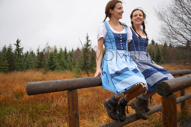 INDIGO_Tradition  Dirndl No.3 (allover Blaudruck zweifarbig) und No.2 (Blaudruck/Leinen)