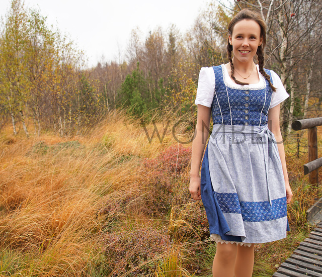 INDIGO_Tradition  Dirndl No.2 Kreise&Wellen-Muster, Rockteil und Schürze: 100% Leinen