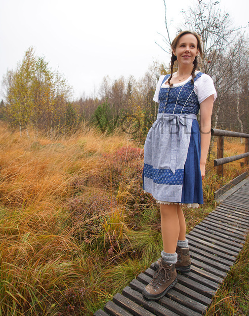 INDIGO_Tradition  Dirndl No.2 Kreise&Wellen-Muster, Rockteil und Schürze: 100% Leinen