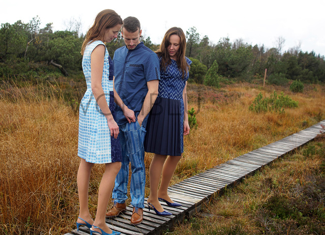 INDIGO_2  | Kleider mit verschiedenen Faltendetails, Herrenhemd Kurzarm in jeansblau, Blaudruck-Hose