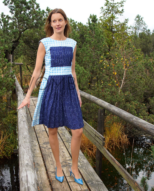 INDIGO_2 | Kleid mit Karo-Muster in heller Indigofärbung - Falten in dunkler Färbung auf 100% Leinen