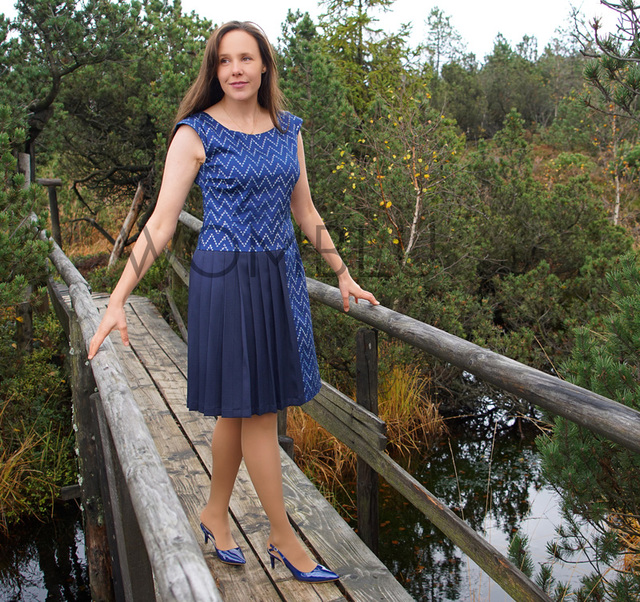 INDIGO_2  | Kleid aus Blaudruck mit floralem ZickZack-Muster und seitlichem Falteneinsatz