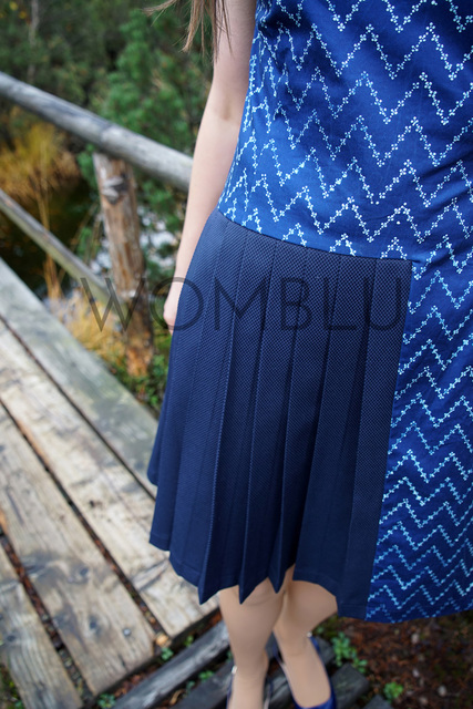 INDIGO_2  | Kleid aus Blaudruck in floralem ZickZack-Muster - Detail des Falteneinsatz