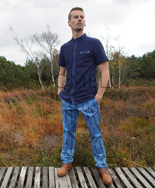 INDIGO_2  | Kurzarm-Herrenhemd in dunkelblau mit Blaudruck-Details, Blaudruck-Hose hellblau