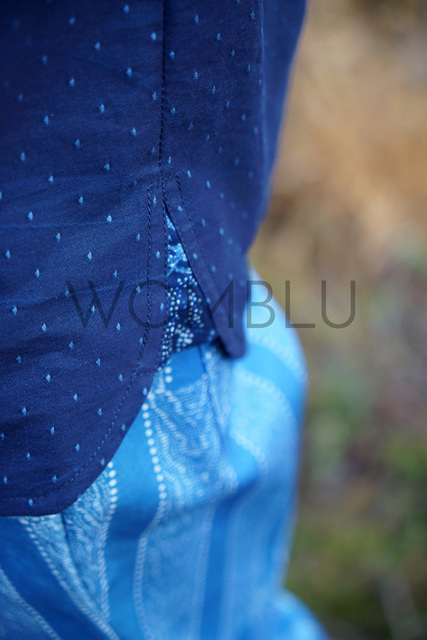 INDIGO_2  | Kurzarm-Herrenhemd in dunkelblau - Blaudruck-Detail am seitlichen Saum