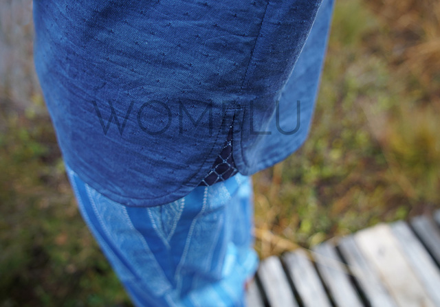 INDIGO_2  | Kurzarm-Herrenhemd in jeansblau - Blaudruck-Detail am seitlichen Saum